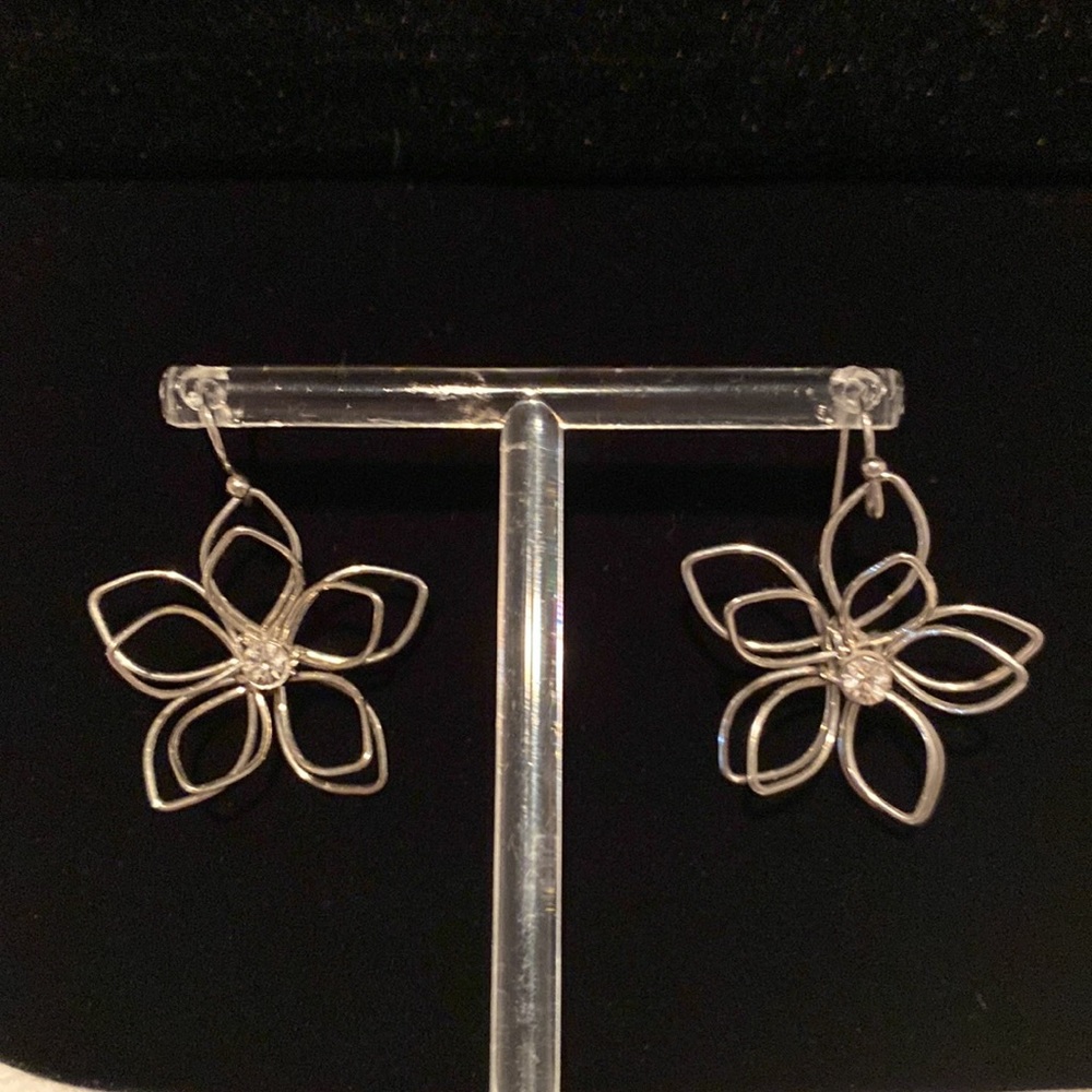 Flower earrings with crystal center silver toned
